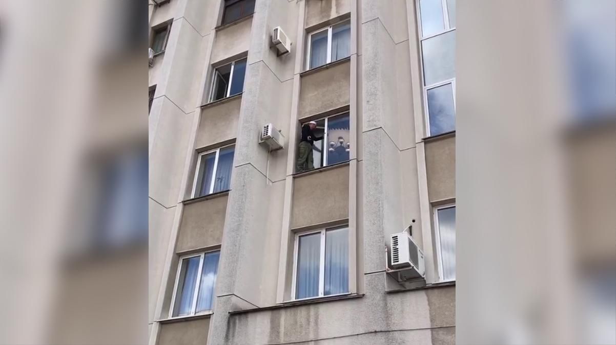 Переселенець погрожував, що стрибне з вікна Одеської облради: відео інциденту - Україна новини - 24 Канал