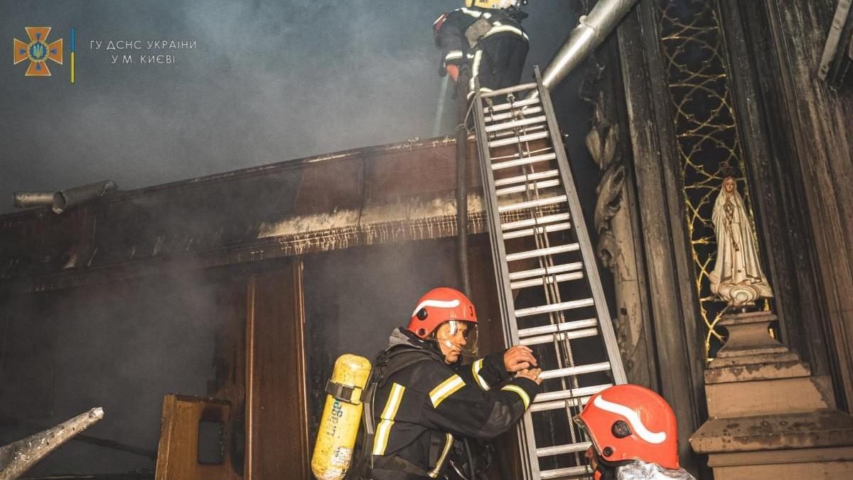В полиции Киева рассказали подробности пожара в костеле святого Николая