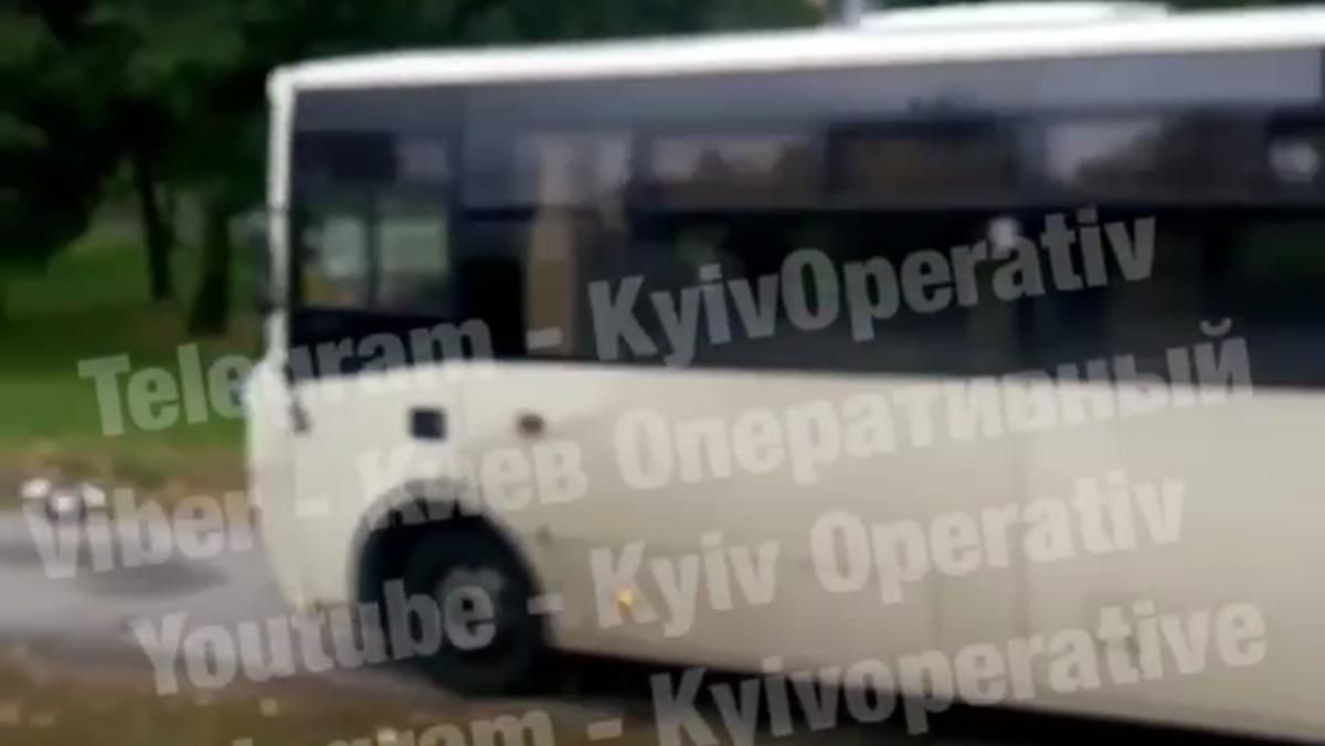У Києві маршрутник мчав тротуаром, у КМДА сумніваються: обурливе відео - Київ