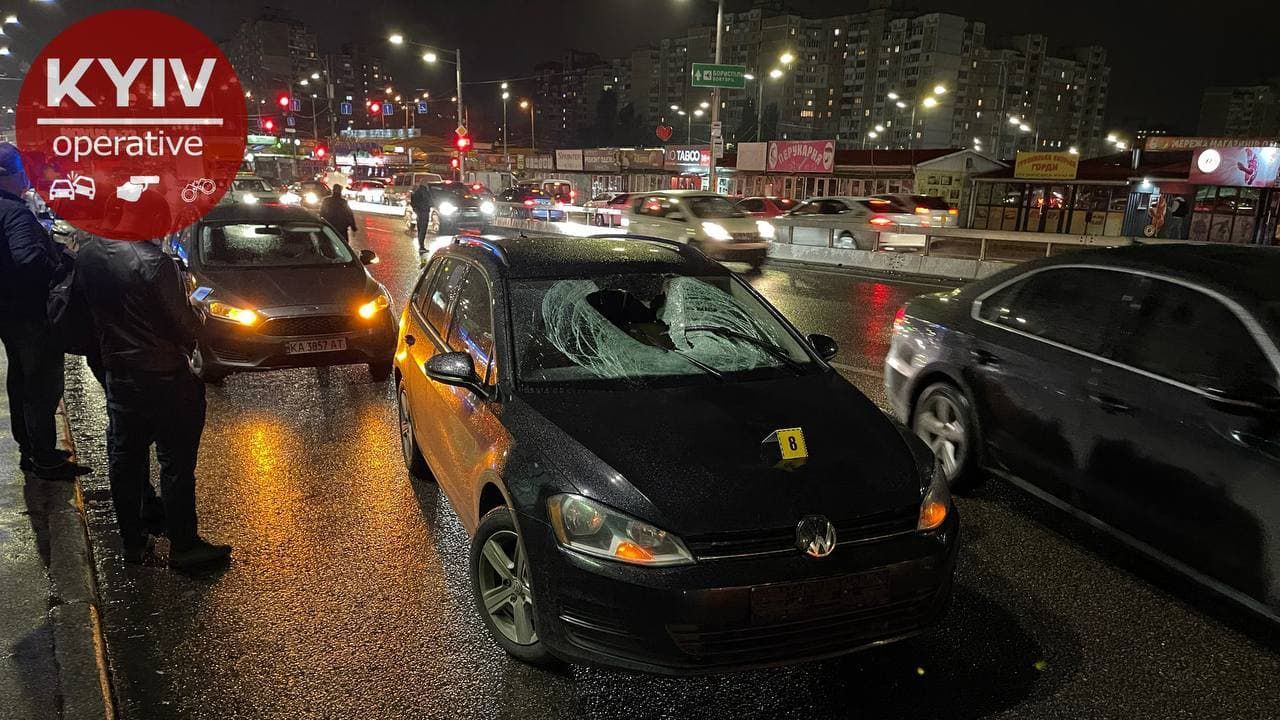 В Киеве мужчина перепрыгнул через отбойник и погиб под колесами авто В Киеве мужчина перепрыгнул через отбойник и погиб под колесами авто