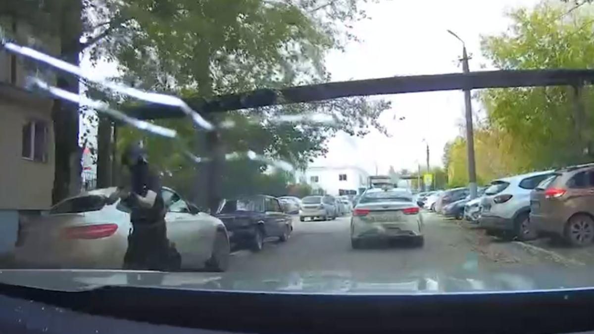 Пермский нападавший начал стрелять еще до университета: новое видео