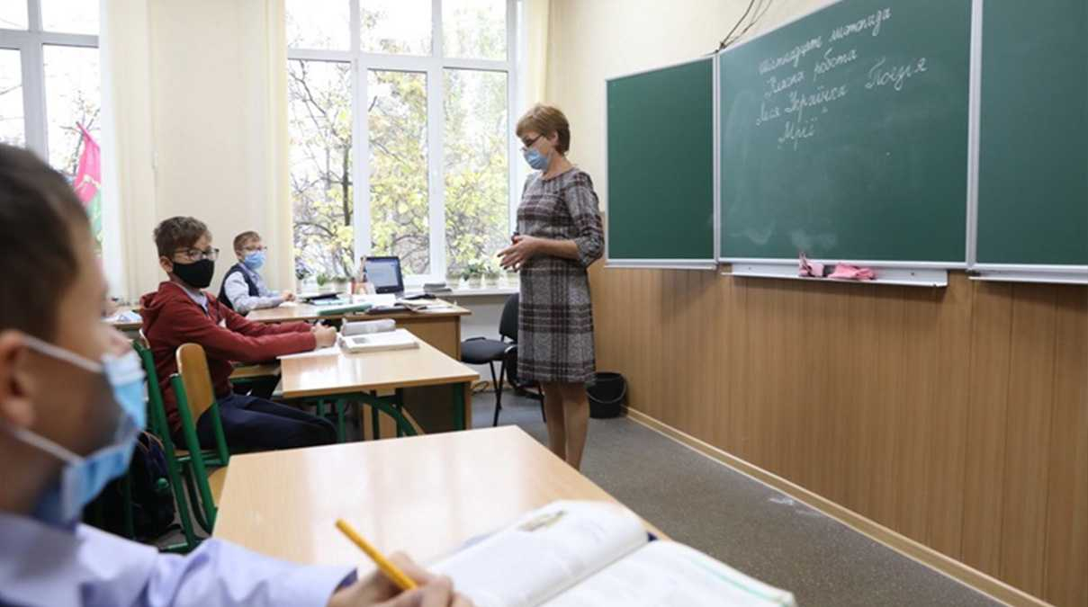 Сколько школ в Украине будет работать очно в желтой зоне: отчет по областям