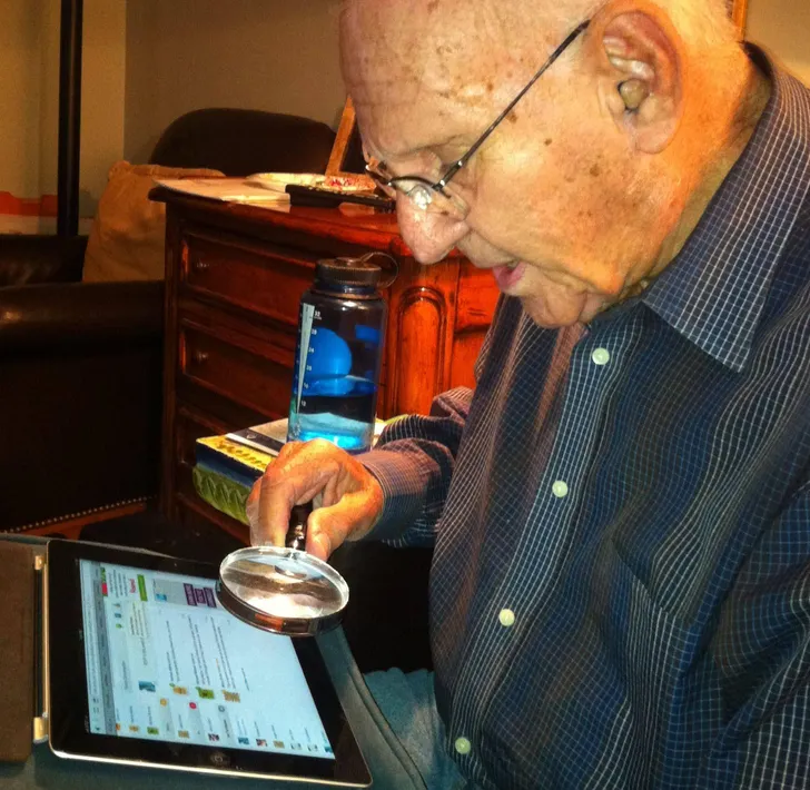 Как мой дедушка читает что-то на планшете