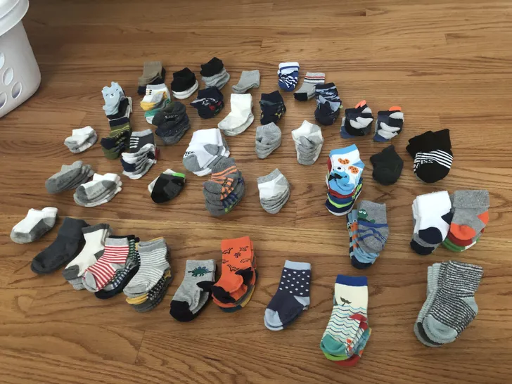 Жена собирает все больше носков для их 7-месячного сына