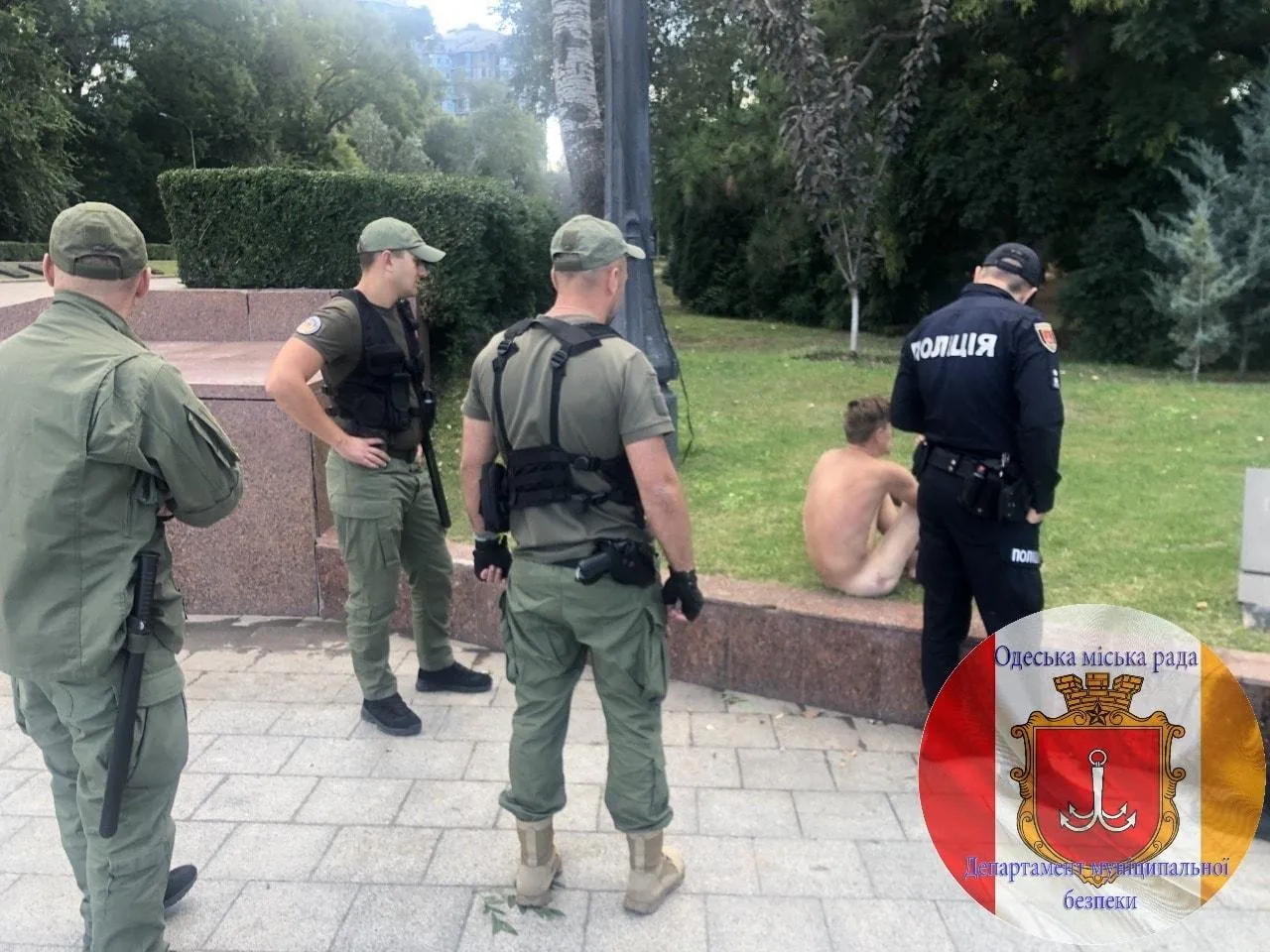 Голий чолвоік грівся на вічному вогні в Одесі Голий чолвоік грівся на вічному вогні в Одесі