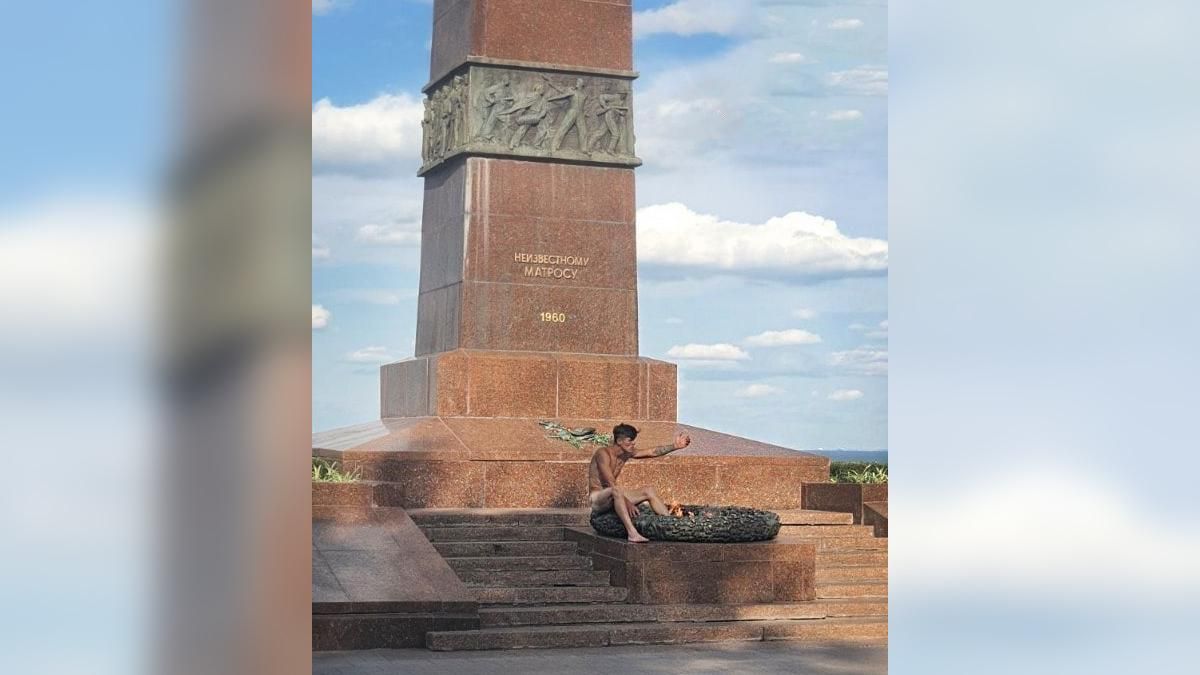 Голый мужчина грелся на вечном огне в Одессе: ругал прохожих и полицию Голый мужчина грелся на вечном огне в Одессе: ругал прохожих и полицию
