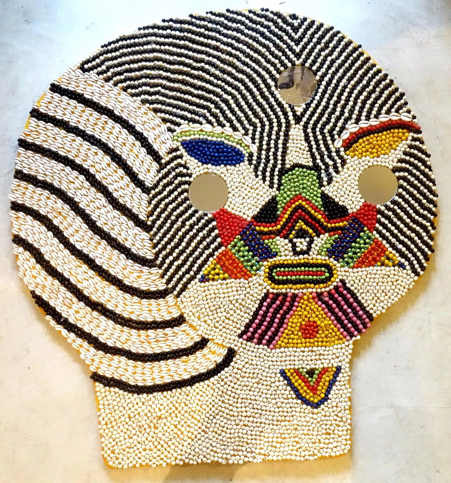 Художниця робить маски з намиста Художниця робить маски з намиста