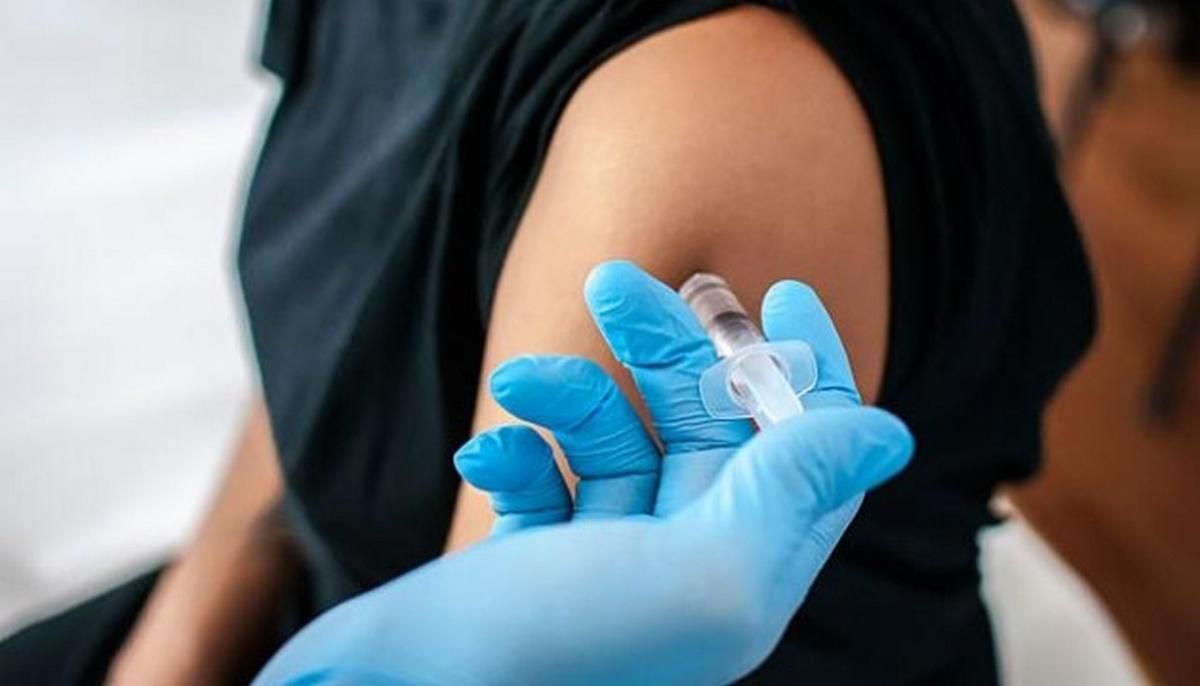Пункты прививок в школах: Кабмин поручил регионам обеспечить вакцинацию учителей на местах