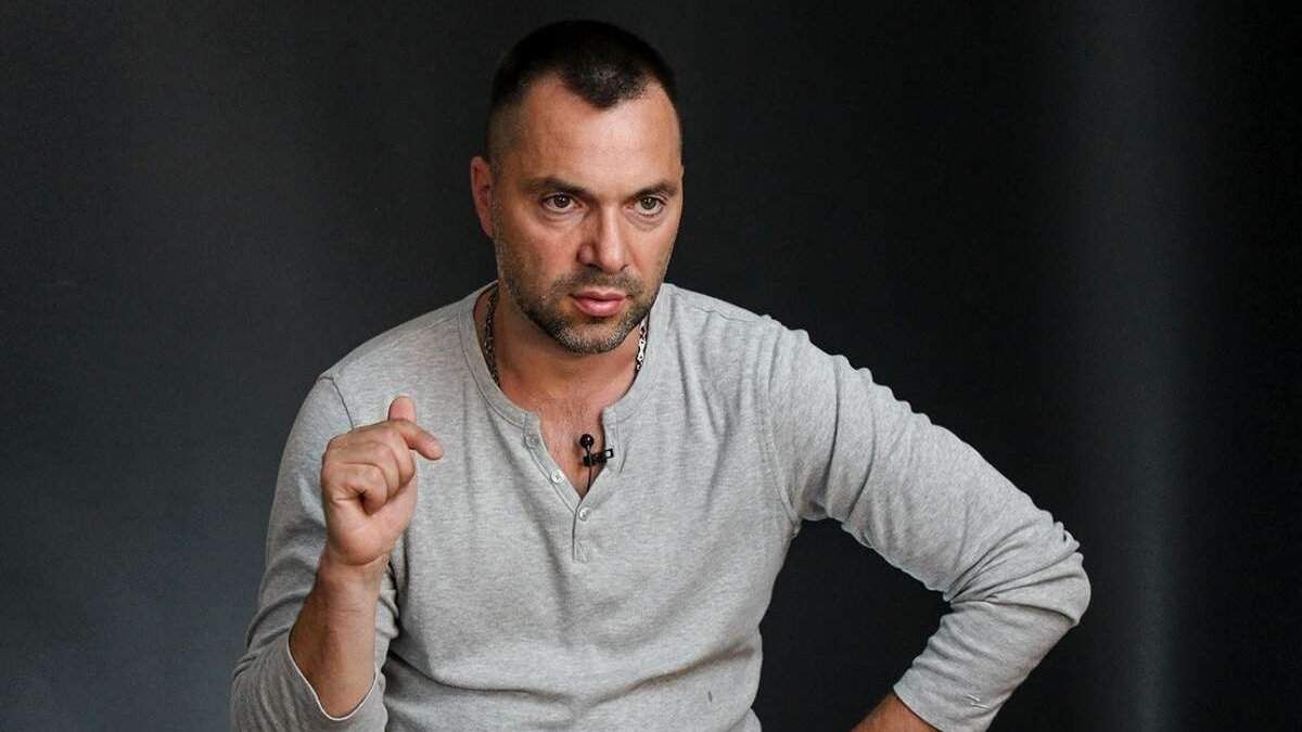 Арестович на самом деле "лечит" украинское общество, – советник Ермака Арестович на самом деле "лечит" украинское общество, – советник Ермака
