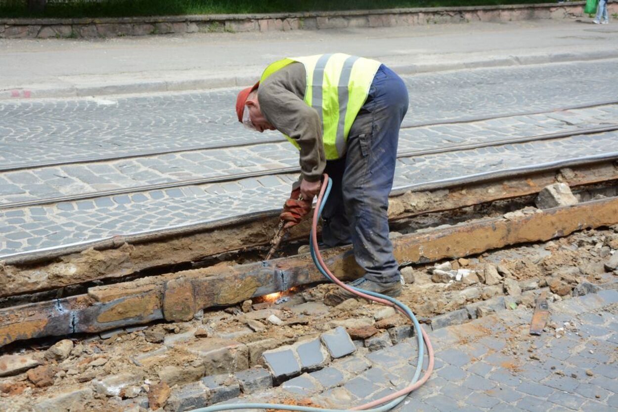 На улице Шевченко во Львове снимают брусчатку: что с ней будут делать На улице Шевченко во Львове снимают брусчатку: что с ней будут делать