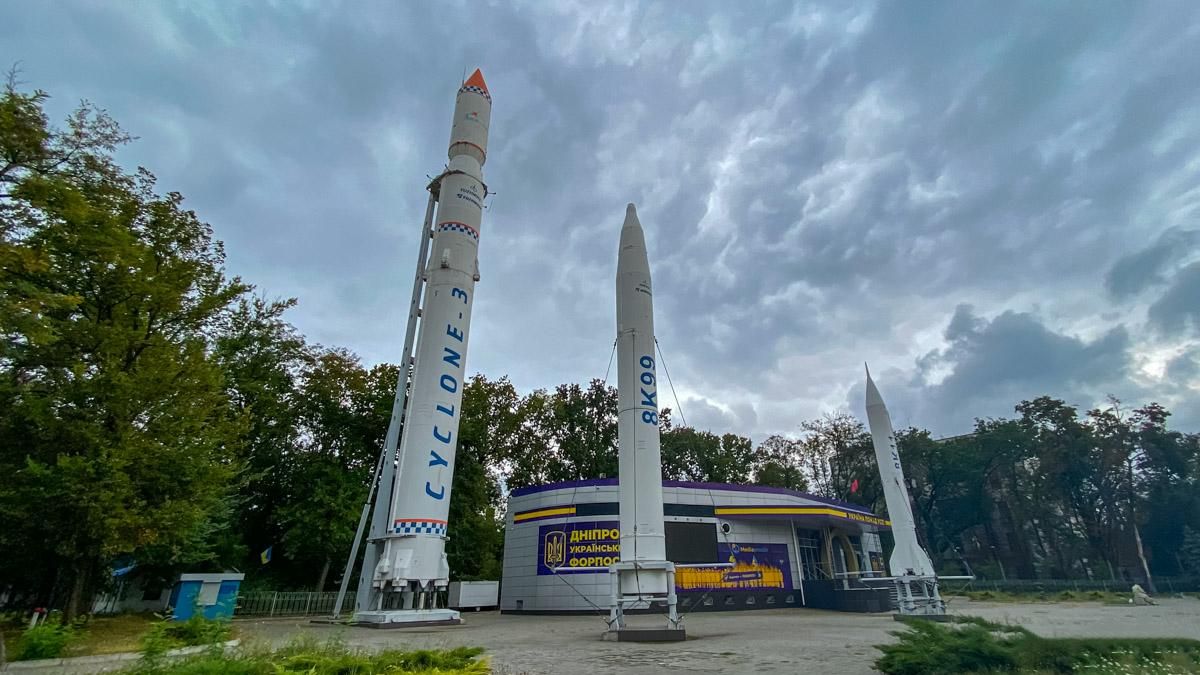 "Тут був дол***об": вандали розмалювали легендарні дніпровські ракети - 24 Канал