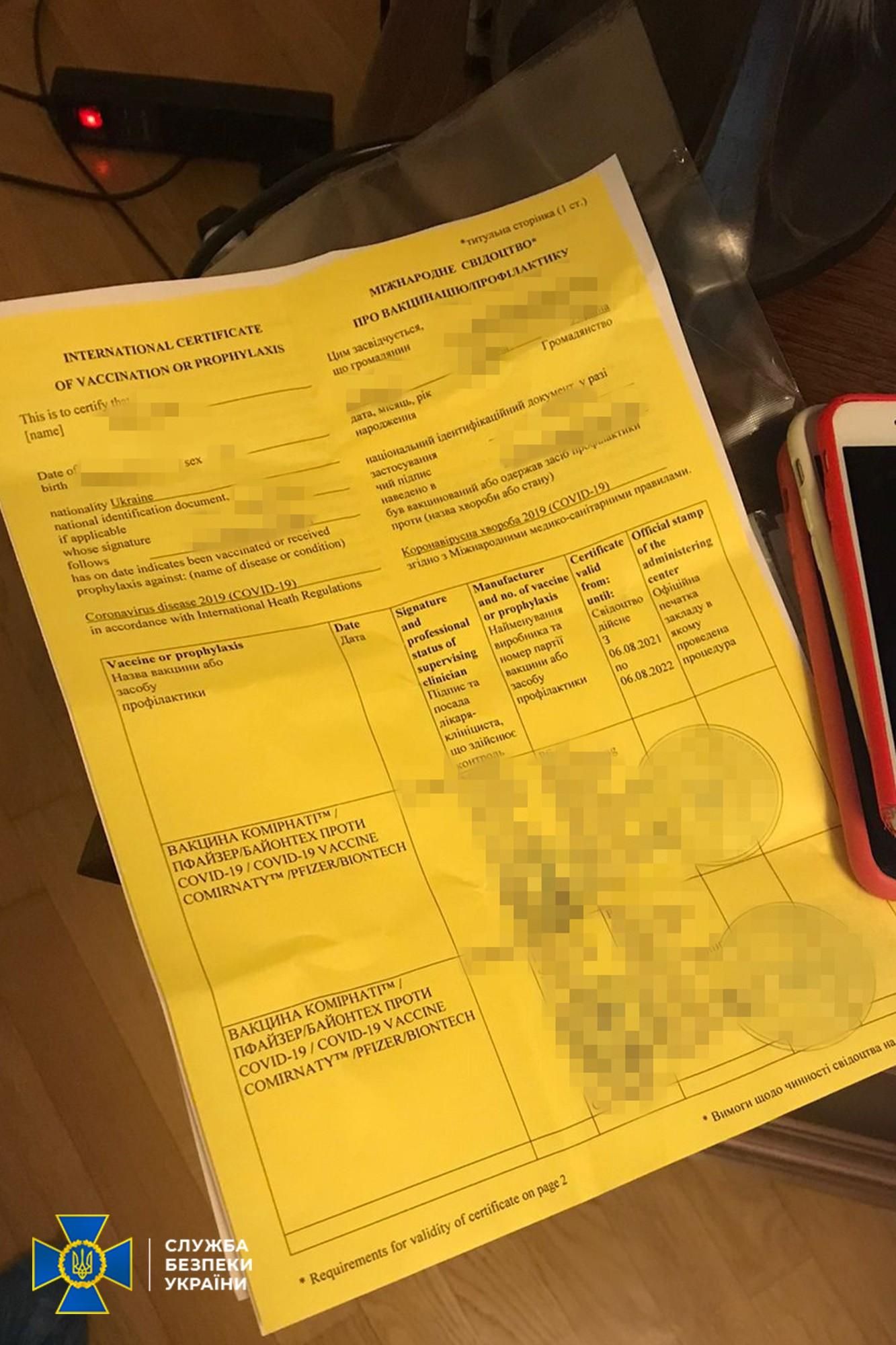 Нова махінація: банда підробляла COVID-довідки, щоб працевлаштувати українців за кордоном