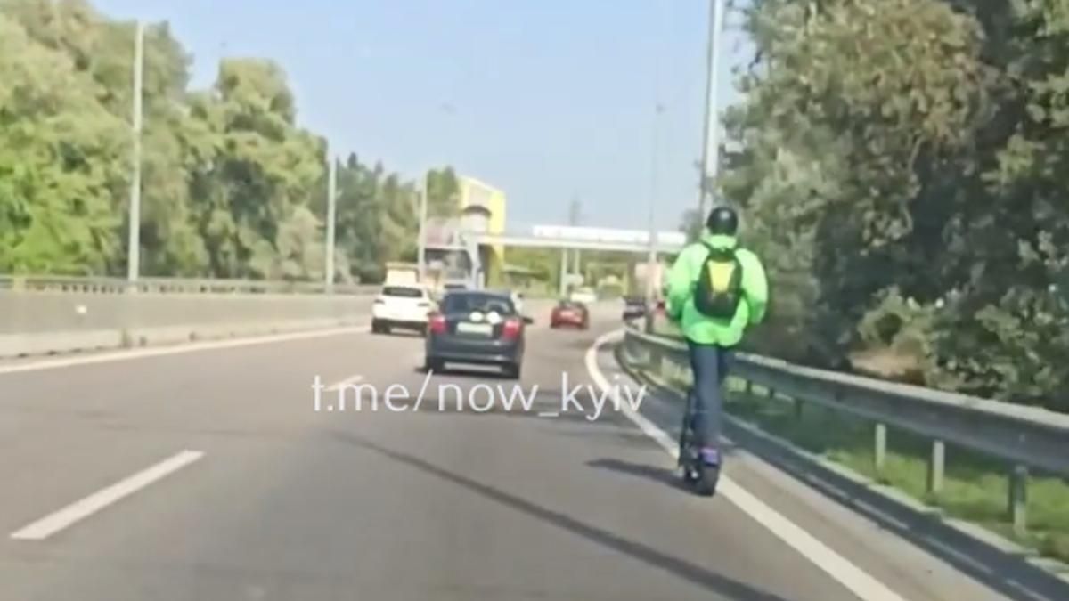 У Києві чоловік мчав трасою на електросамокаті зі швидкістю 80 кілометрів на годину - Київ У Києві чоловік мчав трасою на електросамокаті зі швидкістю 80 кілометрів на годину - Київ
