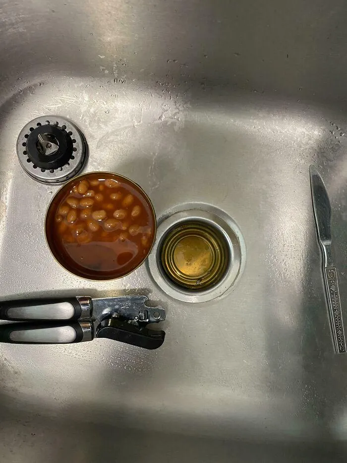 Той момент, коли не дуже радієш, що кришка так ідеально пасує до труби Той момент, коли не дуже радієш, що кришка так ідеально пасує до труби