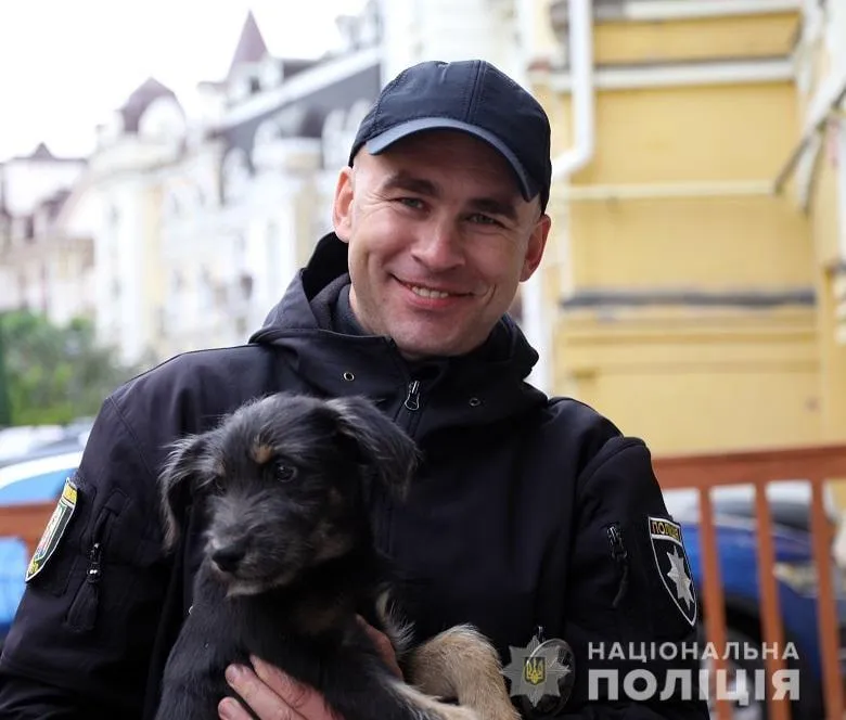 Коп, поліція, цуценя, метро Бориспільська, порятунок собаки