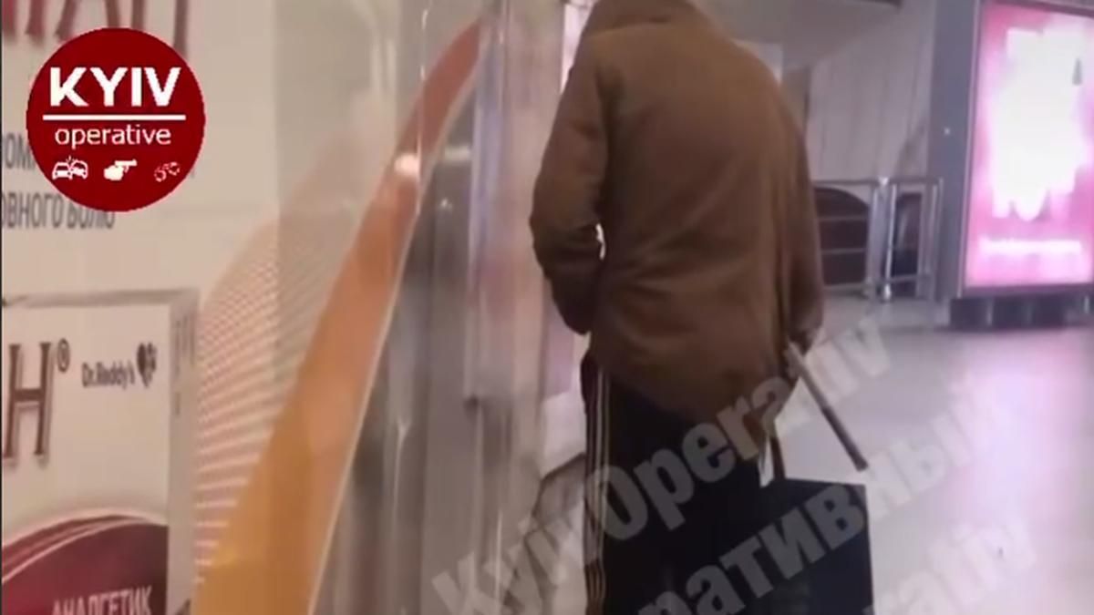 Из-за отсутствия доступа к туалетам: в центре Киева мужчина помочился на станции метро