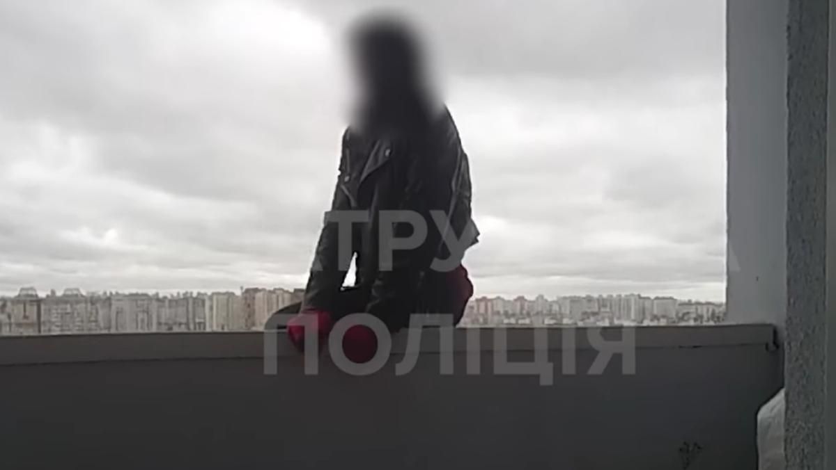 Поліцейські затягнули 17-річну дівчину, яка зірвалася з 25 поверху у Києві: моторошне відео - Київ