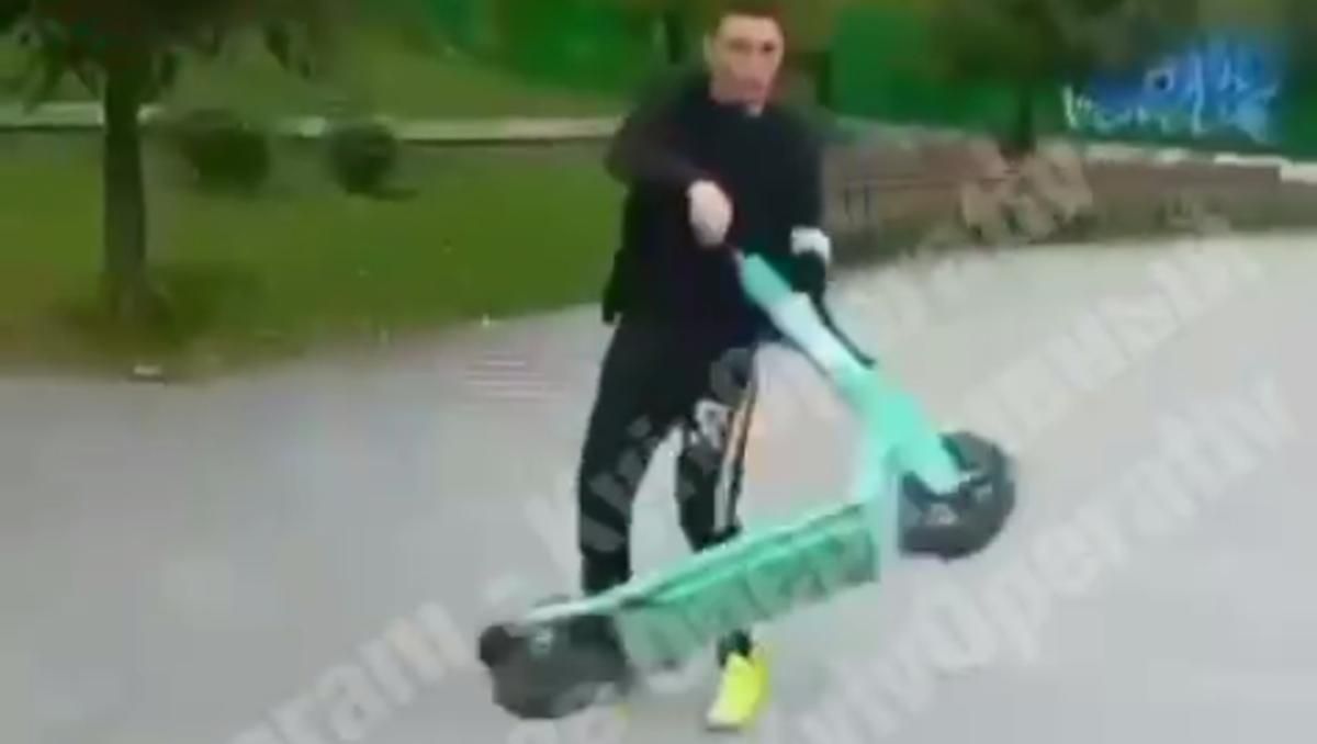 Начинающий блогер: в Киеве подросток пытался разбить арендный электросамокат Начинающий блогер: в Киеве подросток пытался разбить арендный электросамокат