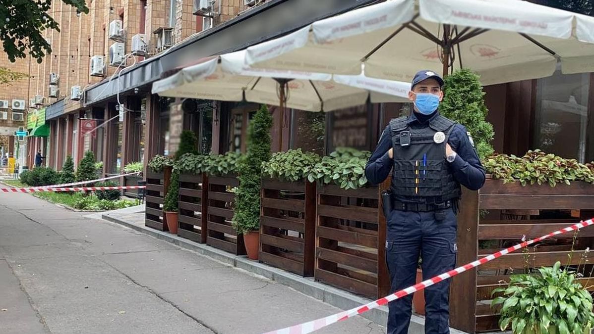 В ресторане в центре Черкасс неизвестный из автомата расстрелял бизнесмена В ресторане в центре Черкасс неизвестный из автомата расстрелял бизнесмена