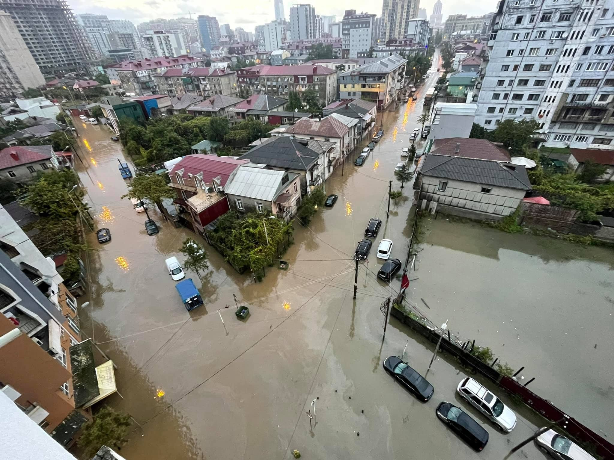 Курортное Батуми в Грузии затопили ливни: авто по фары в воде
