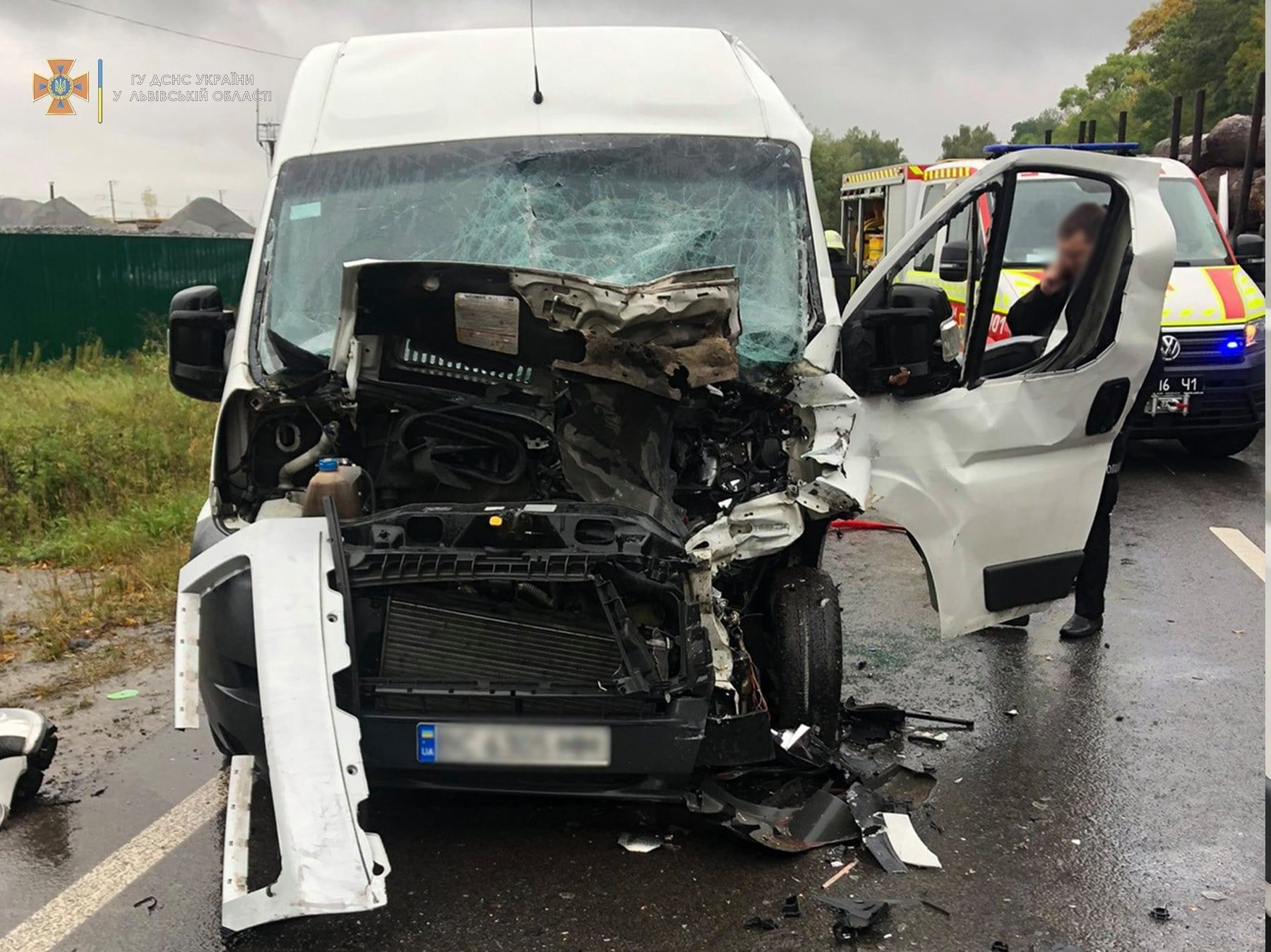 На трассе Львов – Самбор микроавтобус влетел в грузовик: спасатели вырезали водителя из салона