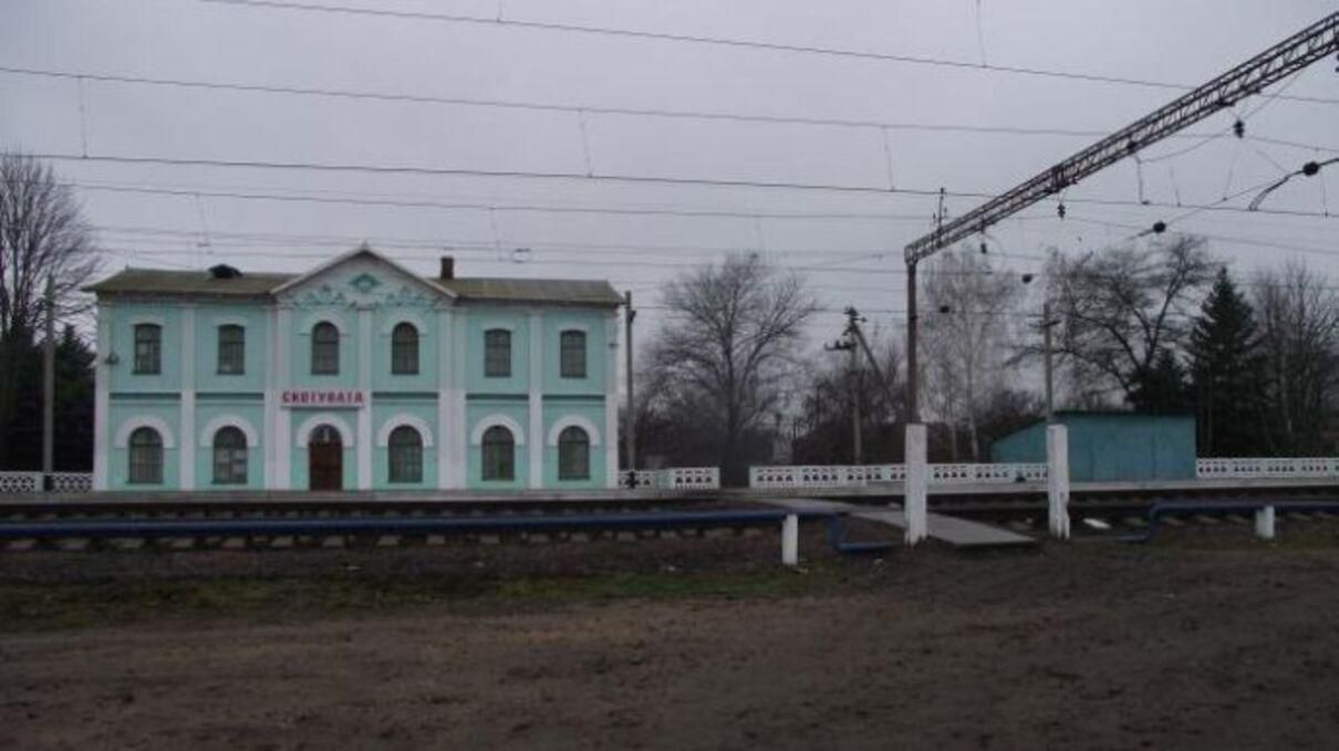 После тяжелых обстрелов боевиков: на Донбассе возобновили движение поездов к Скотоватой