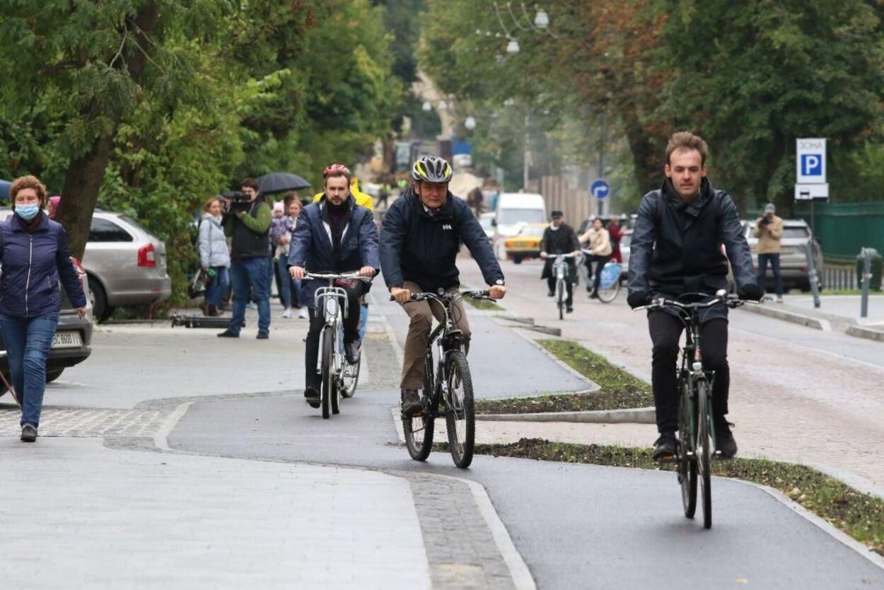 Проїхалися з вітерцем: засідання виконкому Львівської міськради провели на велосипедах