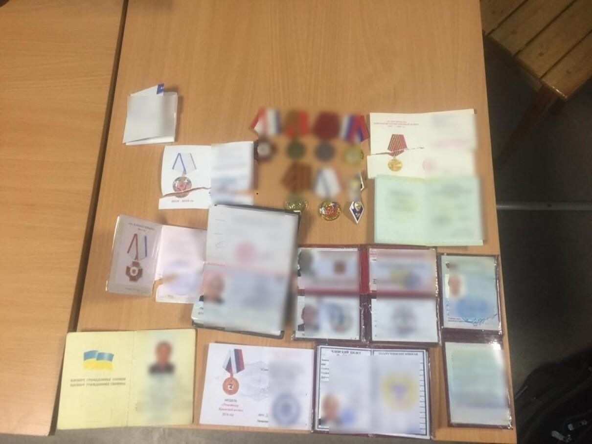 С "наградами" от оккупантов: пограничники поймали так называемого "ополченца из Крыма" С "наградами" от оккупантов: пограничники поймали так называемого "ополченца из Крыма"