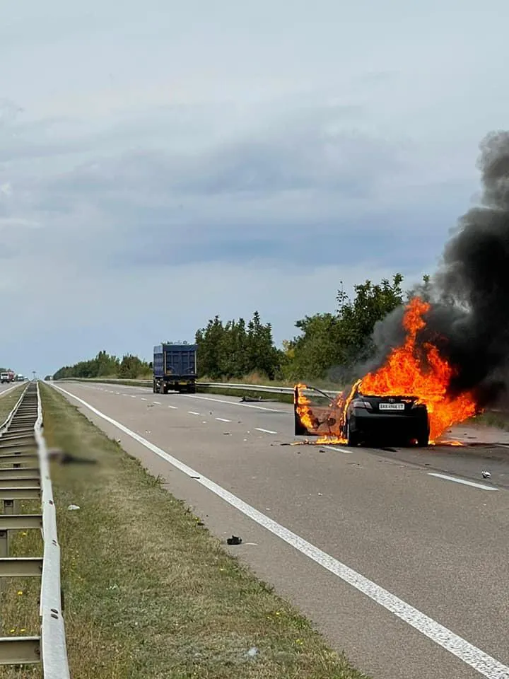 Авто загорілося пісдя зіткнення