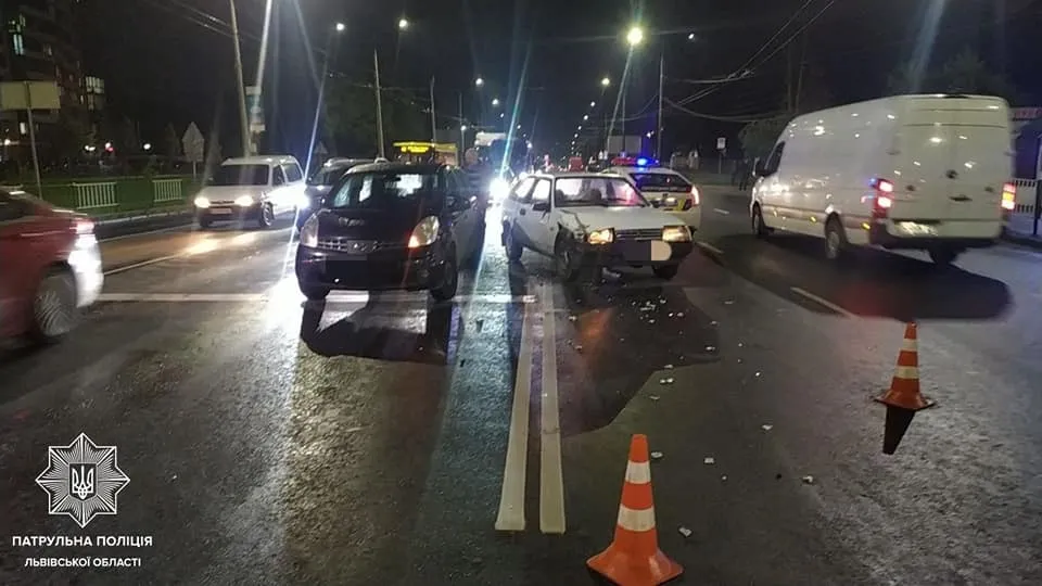 У Львові п'яний 60-річний водій влетів в авто, яке зупинилось на світлофорі