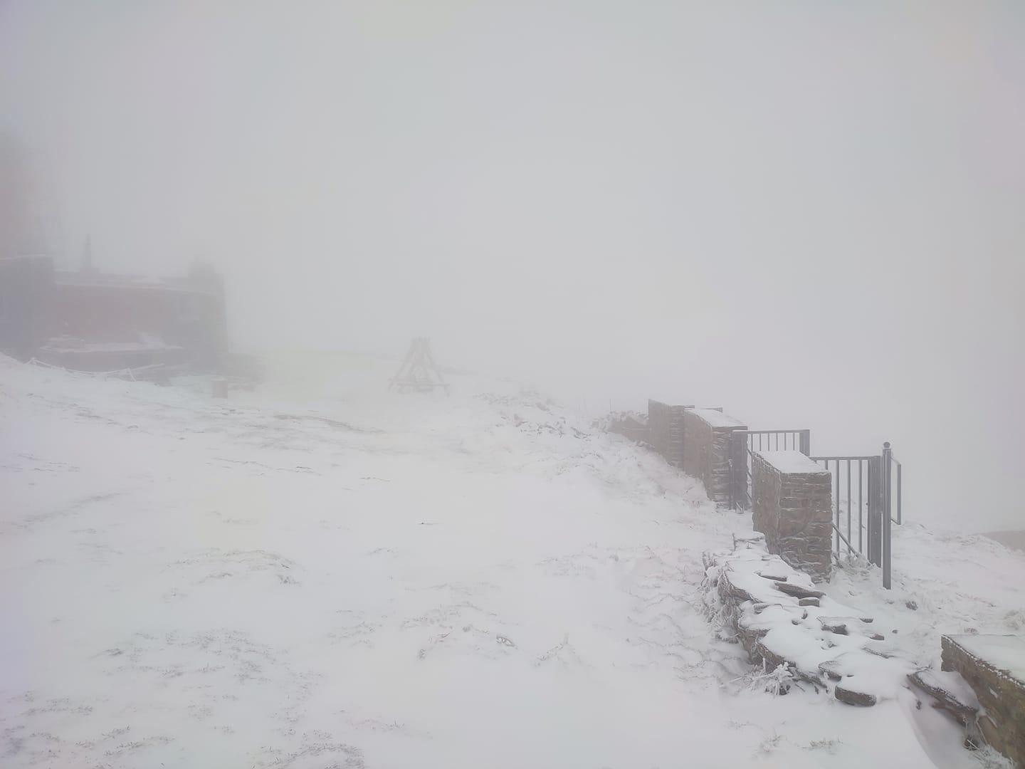 Поп Иван Черногорский оделся в белое: высокогорье Карпат продолжает покрывать снегом