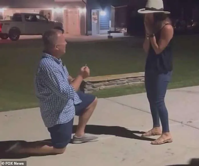 Чоловік зробив дівчині пропозицію після того, як їх будинок згорів Чоловік зробив дівчині пропозицію після того, як їх будинок згорів