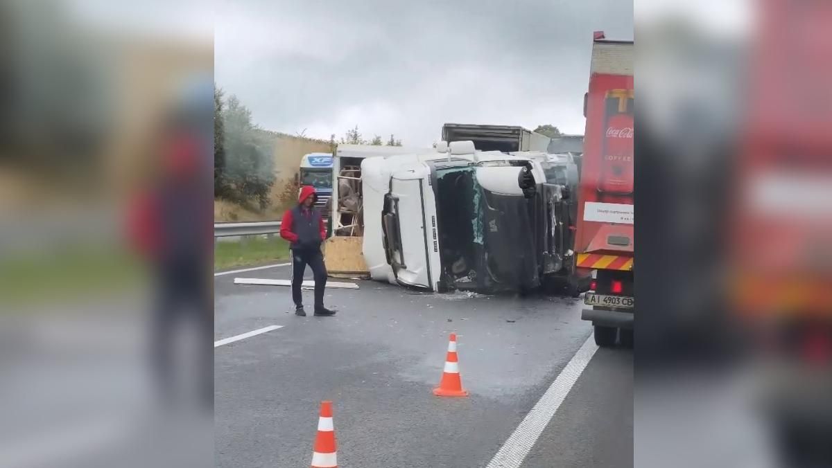 Фура перевернулась после лобового столкновения: жесткая авария произошла на трассе Одесса – Киев Фура перевернулась после лобового столкновения: жесткая авария произошла на трассе Одесса – Киев
