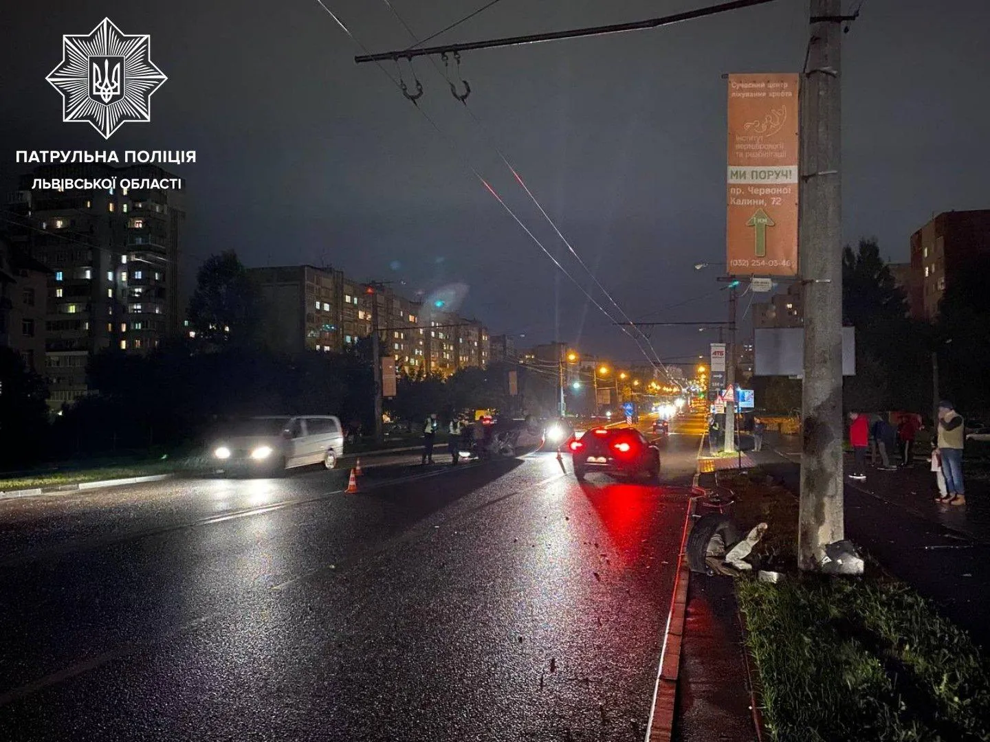 У Львові водій Honda врізався в електроопору і перекинувся на дах: моторошне відео