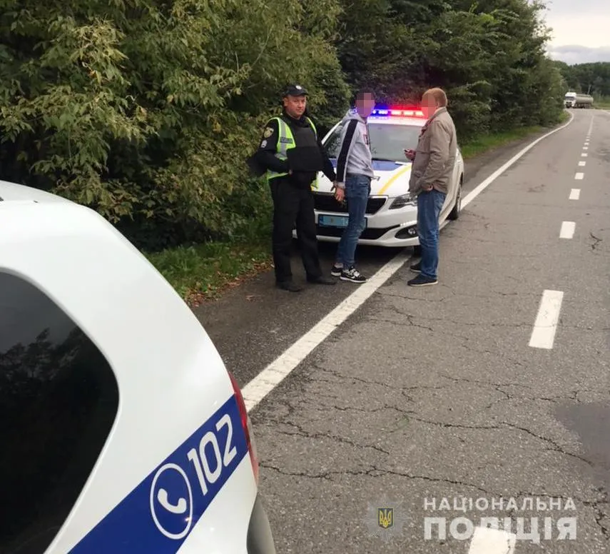  Вистрибнула з авто під час руху: на Львівщині трапився розбійний напад на 20-річну дівчину 