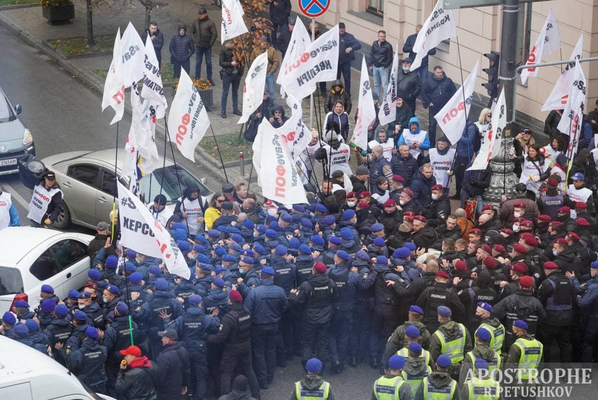 Під Верховною Радою сталися сутички між ФОПами та правоохоронцями: є постраждалі - 24 Канал