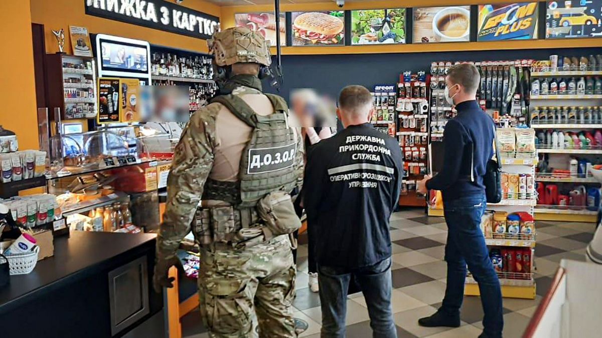 Торговали российским контрафактным горючим: харьковскую АЗС обыскали силовики Торговали российским контрафактным горючим: харьковскую АЗС обыскали силовики