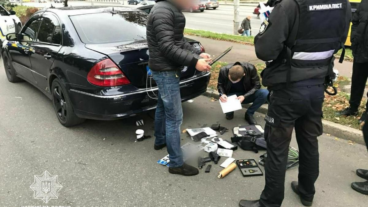 С наркотиками в салоне: в Киеве патрульные случайно поймали вооруженного угонщика машин