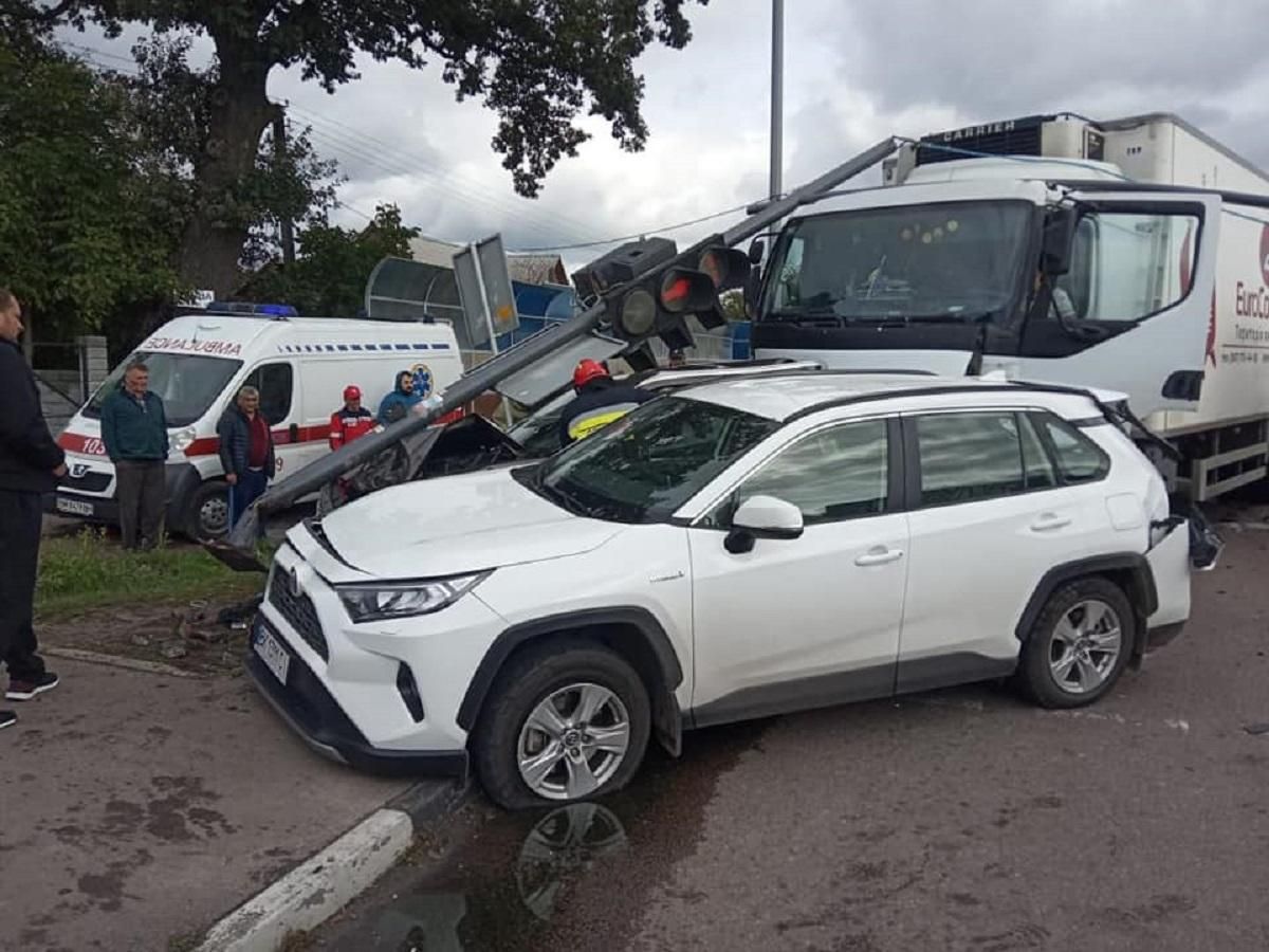 Чотири автомобілі зім'яло від удару: в масштабній ДТП на трасі Київ – Чоп загинула пасажирка - Новини Рівне - 24 Канал