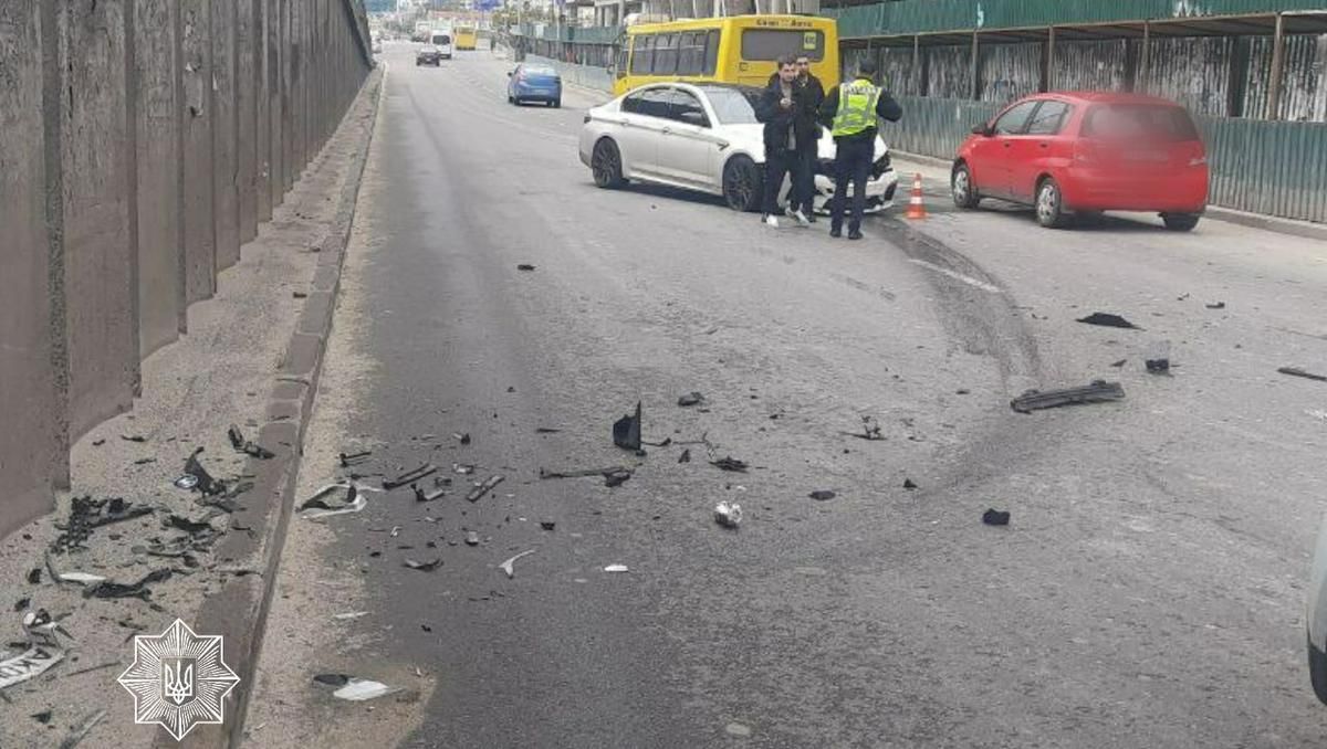 В Киеве на Лыбедской иностранец на элитной BMW влетел в бетонную стену В Киеве на Лыбедской иностранец на элитной BMW влетел в бетонную стену