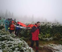 Сходження на засніжену Говерлу завершилось травмою: фото порятунку туристки
