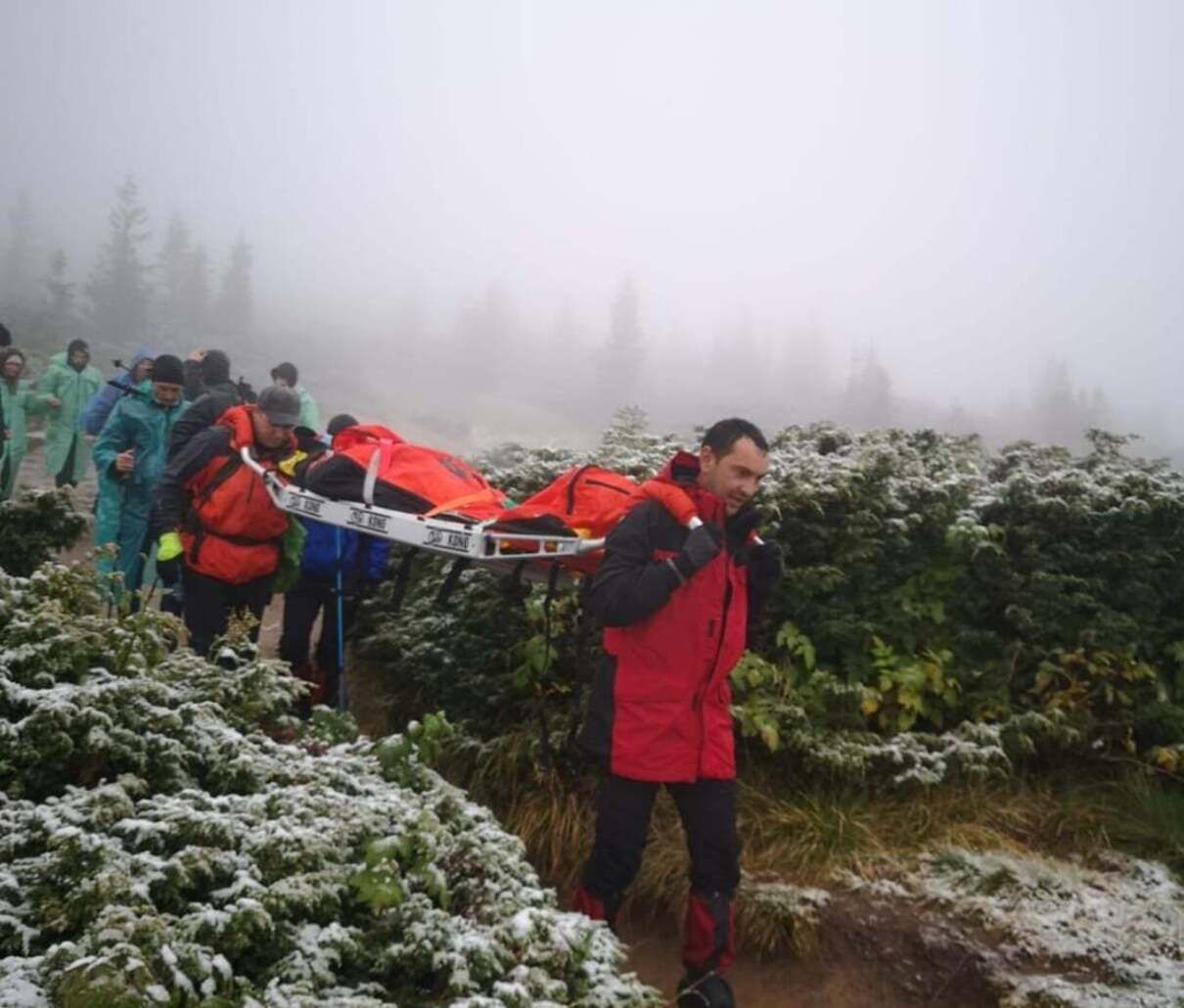 Восхождение на заснеженную Говерлу завершилось травмой: фото спасения туристки Восхождение на заснеженную Говерлу завершилось травмой: фото спасения туристки