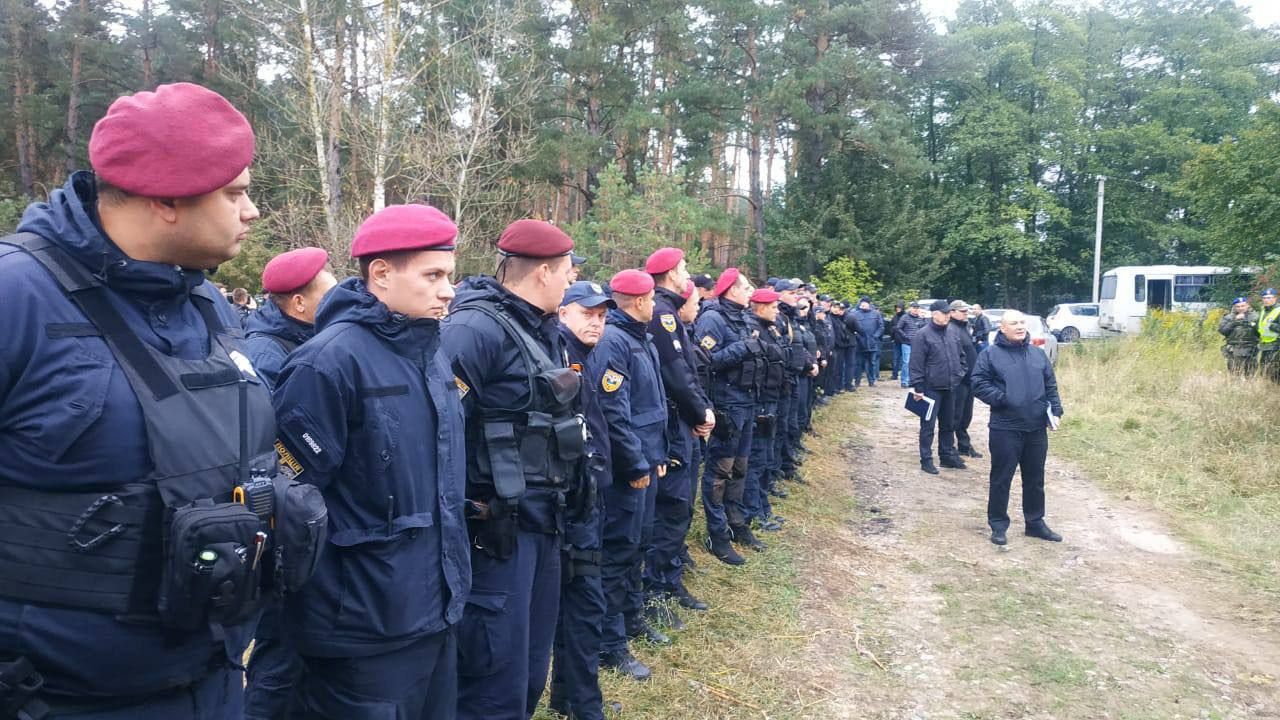 Прочесывают более 400 гектаров: на Киевщине продолжаются поиски причастных к покушению на Шефира Прочесывают более 400 гектаров: на Киевщине продолжаются поиски причастных к покушению на Шефира