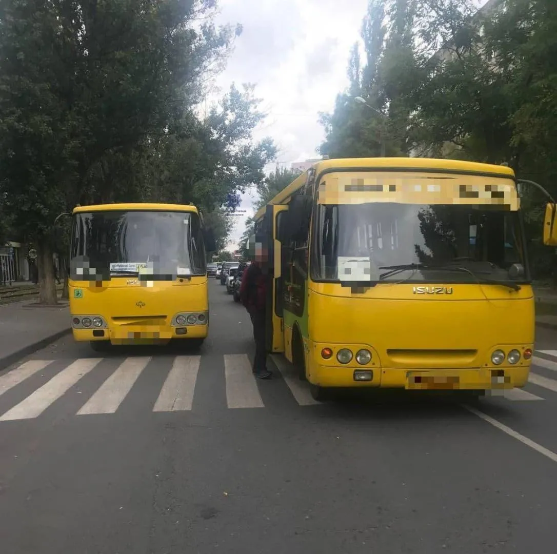 Маршрутка збила підлітка в Одесі Маршрутка збила підлітка в Одесі