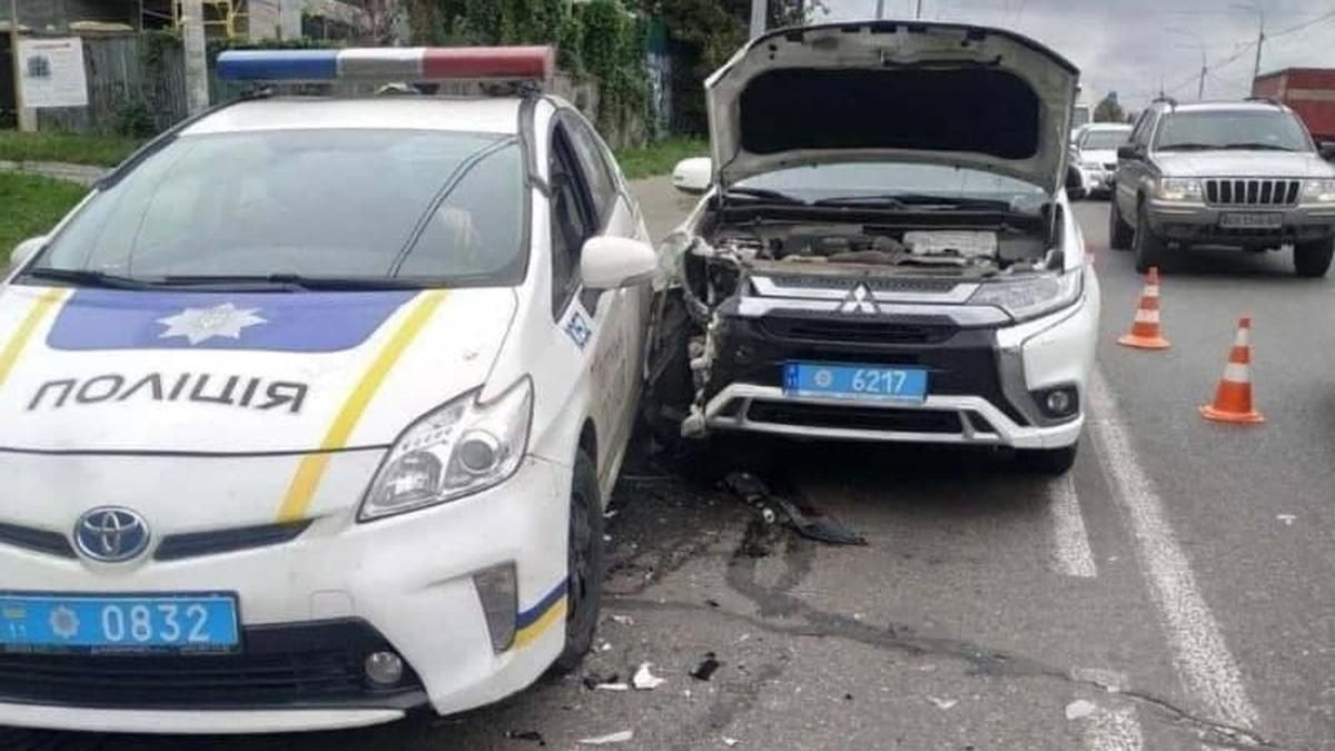 У Києві на смузі для громадського транспорту зіштовхнулися машини патрульних - Київ У Києві на смузі для громадського транспорту зіштовхнулися машини патрульних - Київ