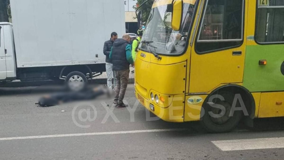 В Одессе маршрутки устроили "гонки" и сбили подростка: видео и фото с места аварии