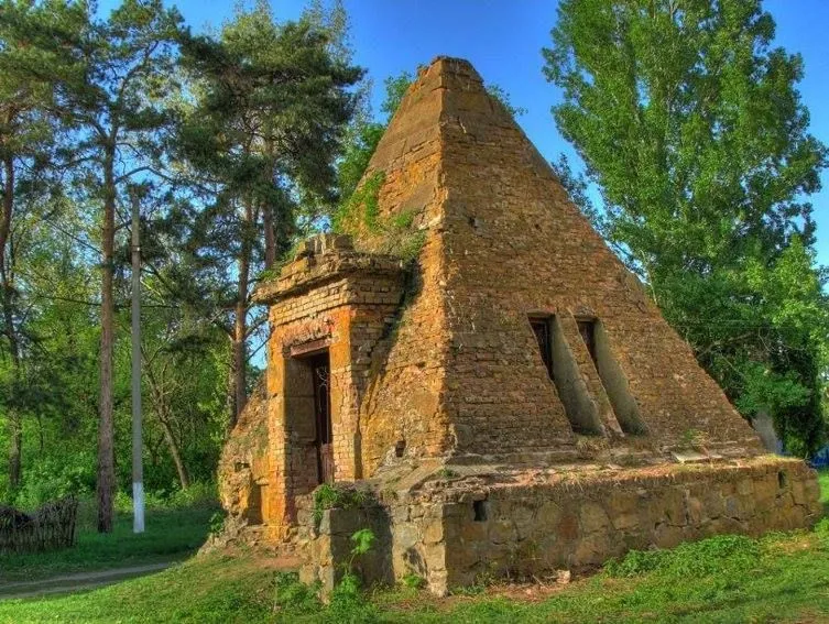 Піраміда-усипальниця Закревських на Полтавщині