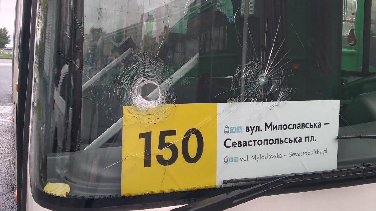 У Києві тітушки напали на автобуси компанії, яка перейшла на нові правила перевезень пасажирів - Новини Київ - Київ