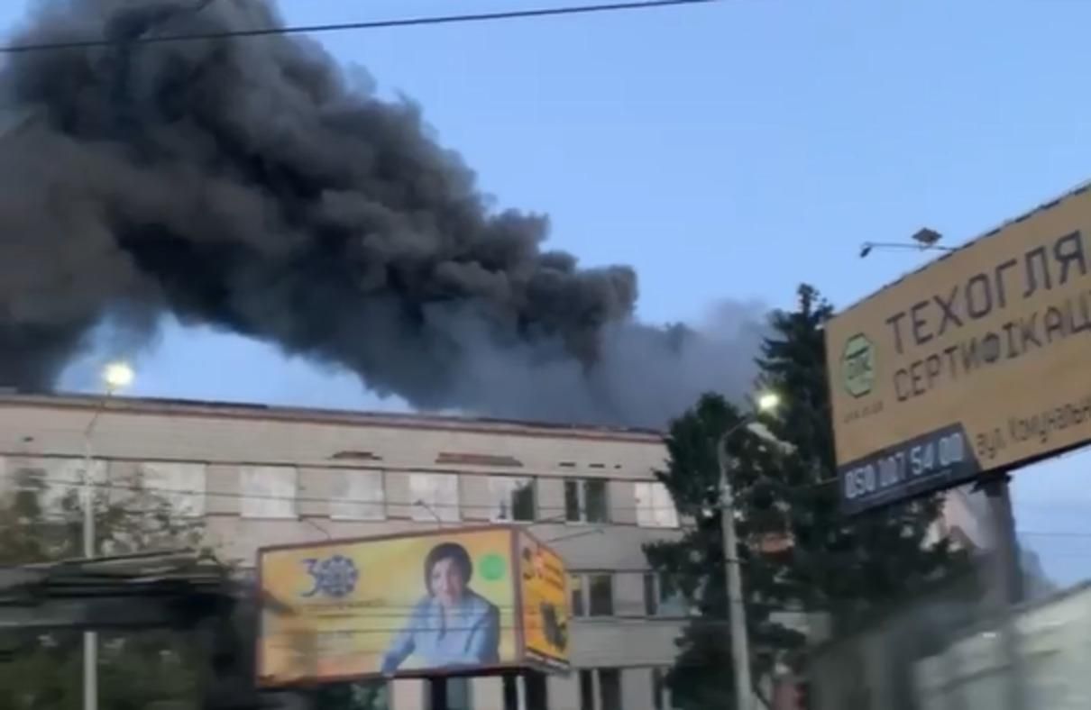 В Черновцах вспыхнул пожар на мебельной фабрике: видео с места происшествия