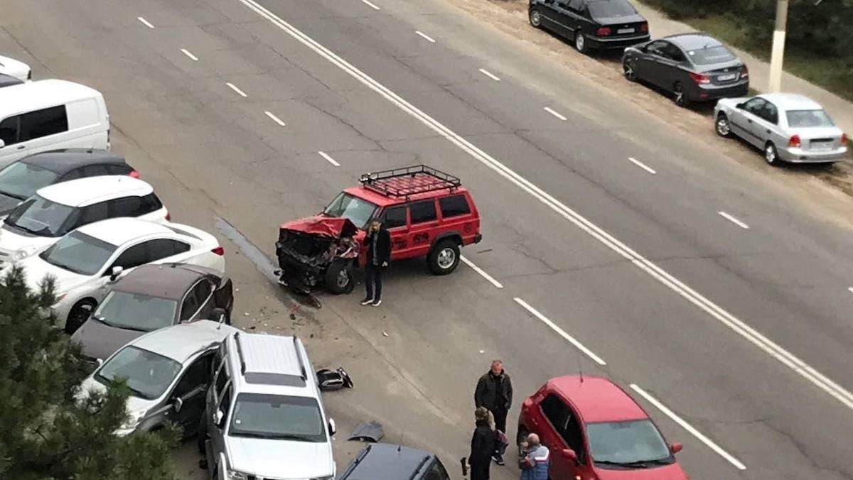 На Одещині 17-річний на джипі розбив 6 припаркованих автівок: епічне відео - Новини Одеса - 24 Канал На Одещині 17-річний на джипі розбив 6 припаркованих автівок: епічне відео - Новини Одеса - 24 Канал